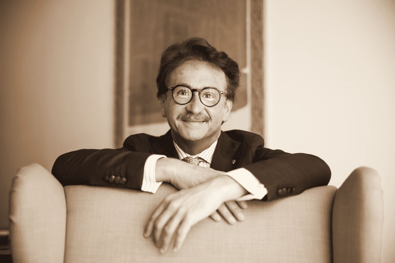 L'avvocato Vaccari sorridente, appoggiato allo schienale di una poltrona
