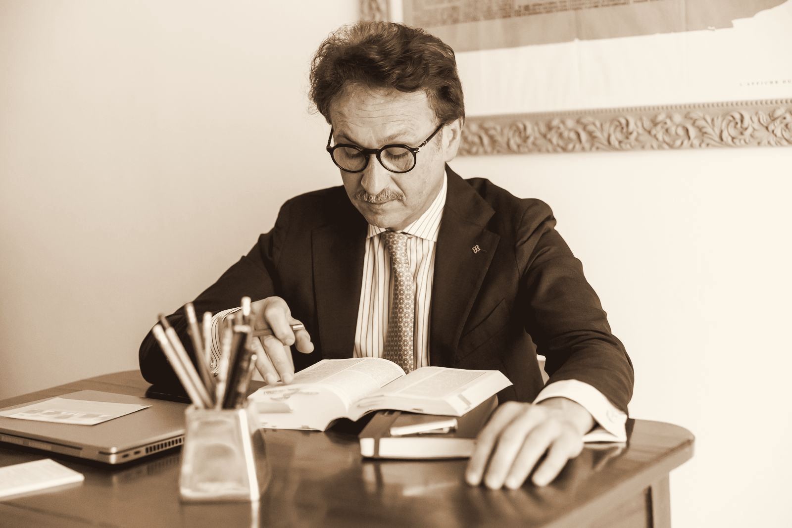 L'avvocato studia un fascicolo alla scrivania